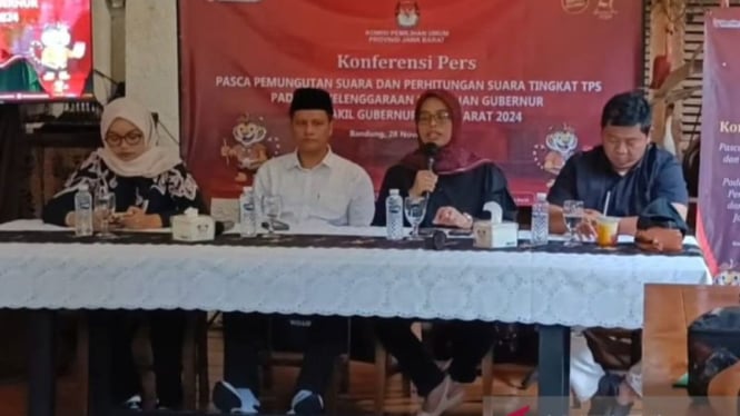 Ketua KPU Jawa Barat Ummi Wahyuni didampingi sejumlah komisioner memberikan keterangan pers tentang penyelenggaraan Pilkada Serentak 2024 di Bandung, Kamis, 28 November 2024.