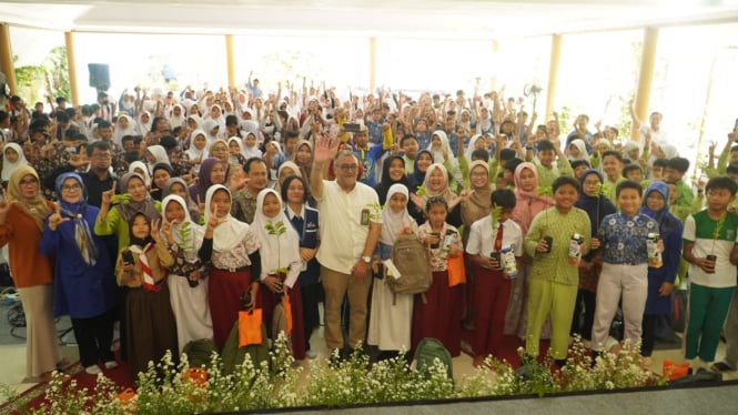 Dalam rangka memperingati Hari Menanam Pohon Nasional dan Hari Dongeng Nasional, Badan Standarisasi Instrumen Lingkungan Hidup dan Kehutanan (BSILHK) menggelar acara edukatif bagi 350 siswa sekolah dasar di Kota Bogor, Jawa Barat.