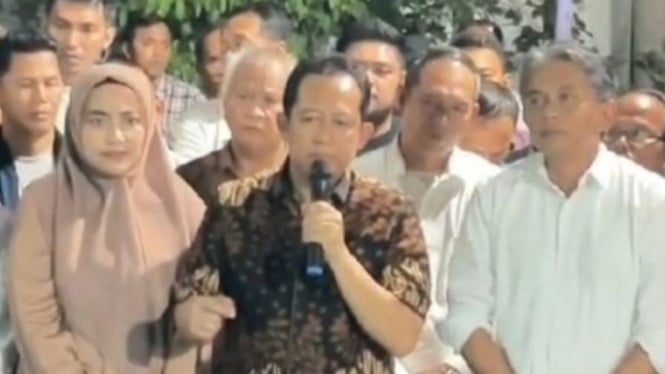 Calon Bupati Kabupaten Muaro Jambi, Bambang Bayu Suseno (tengah) dan Wakilnya yakni Jun Mahir (Baju Putih) saat Konferensi Pers Kemenangan 