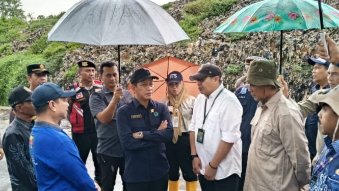 Menteri Lingkungan Hidup/Kepala Badan Pengendalian Lingkungan Hidup Hanif Faisol Nurofiq melakukan kunjungan ke TPA Cahaya Kecana Bangsa di Karang Intan, Martapura, Kabupaten Banjar, Kalimantan Selatan, Kamis, 28 November 2024.