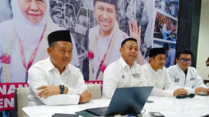 Tim pemenangan pasangan calon gubernur dan calon wakil gubernur Jawa Timur Khofifah Indar Parawansa-Emil Dardak saat konferensi pers di Surabaya, Kamis, 28 November 2024.