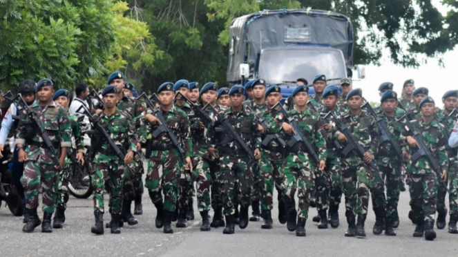 VIVA Militer: Prajurit TNI AU lakukan pengamanan aksi masa di Maluku Tenggara