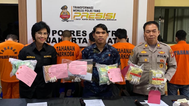 Kasie Humas Polres Metro Jakarta Selatan AKP Nurma Dewi (kiri), Wakasat Narkoba AKP Telly Areska Putra di Polres Metro Jakarta Selatan (tengah), Kapolsek Jagakarsa AKP Iwan Gunawan (kanan)