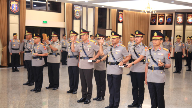 Upacara serah terima jabatan (sertijab) Kapolda dan beberapa Pati (perwira tinggi) Polri.