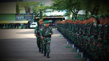 VIVA Military: General de Brigada TNI Nunes en un mitin de tropas