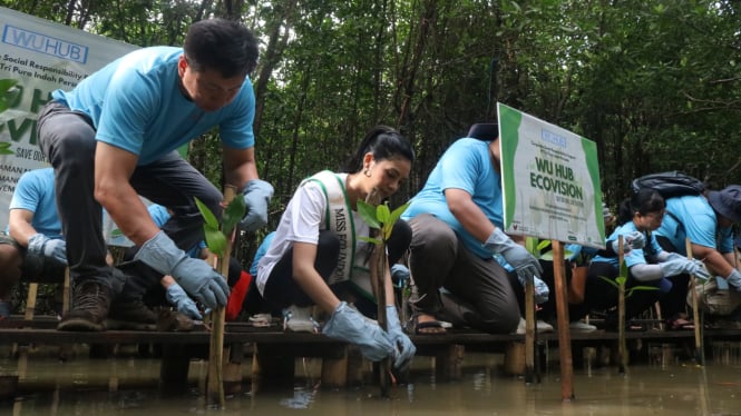 Charles Lee & Miss Eco Internasional Indonesia Yulinar Fitriani (kiri ke kanan).