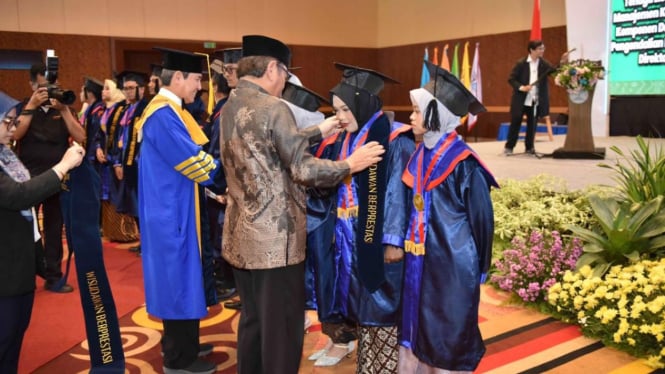 Komisaris Utama PT PLN bersama Rektor ITPLN memberikan predikat kepada mahasiswa