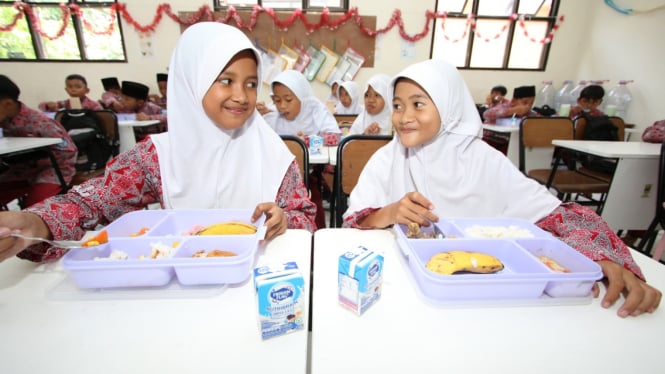 Uji coba makan gratis di sekolah Kabupaten Bekasi