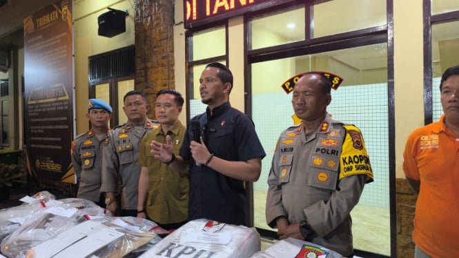 Foto : Dirreskrimum Polda Jambi, Kombes Pol Andri Ananta Yudhistira dan Kapolres Kerinci, AKBP M.Mujib melakukan Pers rilis terkait pelaku pembakaran kotak suara Pilkada di TPS 2 Sungaipenuh 