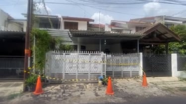 La escena del crimen en una casa donde un niño mató a su padre y a su abuela en Lebak Bulus, Chilandak.