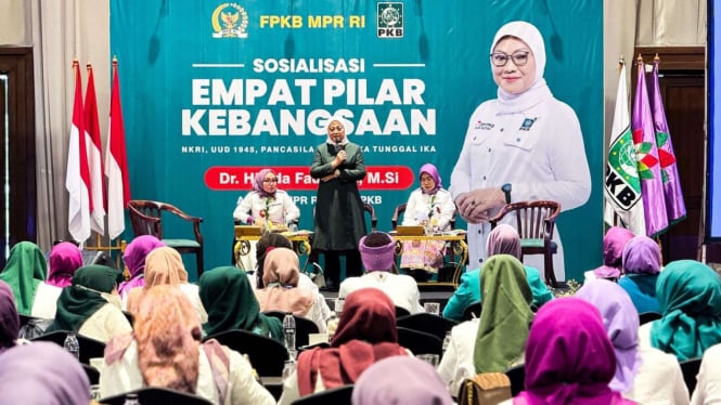 Anggota MPR RI Fraksi Partai Kebangkitan Bangsa (FPKB) Ida Fauziyah melakukan sosialisasi empat pilar kebangsaan “Pancasila, UUD 1945, NKRI, Bhineka Tunggal Ika” bersama pengurus Perempuan Bangsa seluruh Indonesia di Jakarta, Sabtu, 30 November 2024.