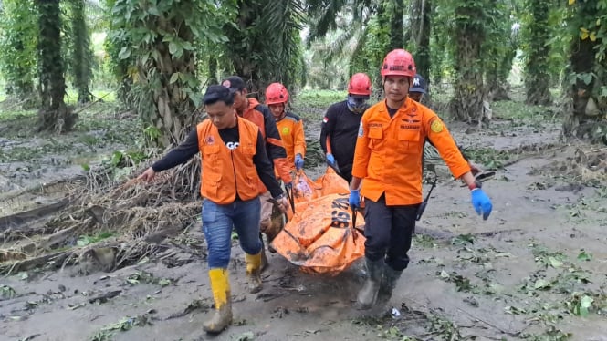 Proses evakuasi jasad korban supir Hiace jadi korban tanah longsor di Kabupaten Deliserdang.(dok SAR Medan)