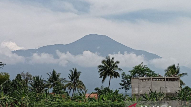 Arsip foto - Puncak Gunung Slamet terlihat jelas dari arah Watumas, Kelurahan Purwanegara, Kecamatan Purwokerto Utara, Kabupaten Banyumas, Jawa Tengah, Sabtu, 18 November 2023.