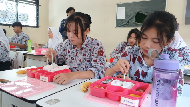 Pelajar SMK di Kota Tangerang menyantap hidangan dalam program MBG