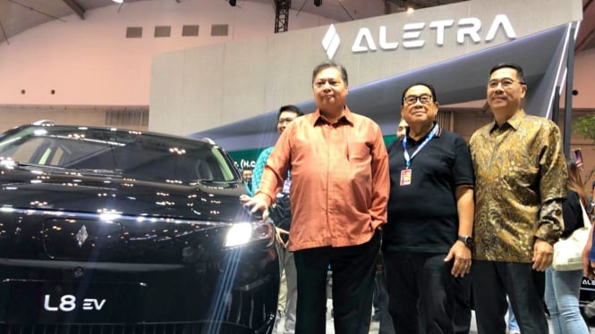 Airlangga Hartarto kunjungi booth Aletra di GJAW 2024