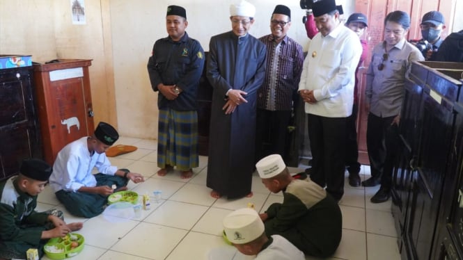 Menteri Agama Nasaruddin Umar meninjau simulasi makan bergizi gratis bagi Santri