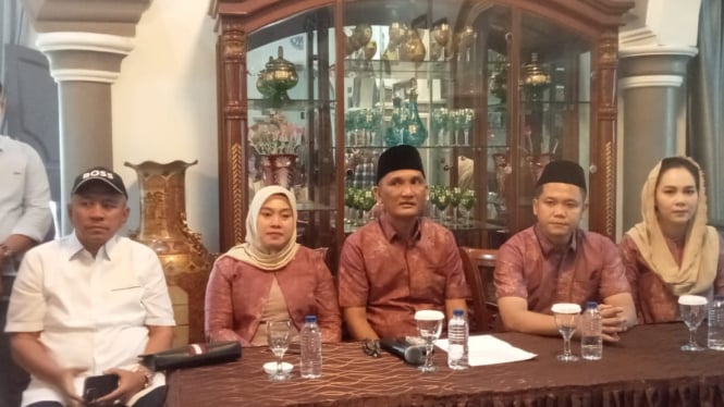 Pasangan Calon Bupati Kabupaten Sarolangun, Jambi. Hurmin dan Gerry Trisatwika (Baju Batik Tengah)  