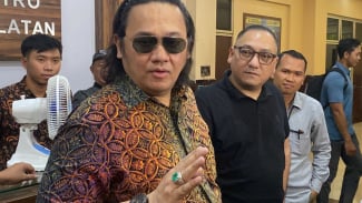 Lawan Razman Arif, Farhat Abbas Nyatakan Siap Bela Nikita Mirzani