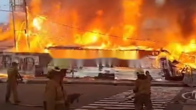 Kebakaran di sekitaran simpang Matraman, Salemba, Jakarta Pusat.