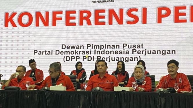 Juru Bicara PDI Perjuangan Aryo Seno Bagaskoro (kanan) saat konferensi pers di Kantor DPP PDI Perjuangan, Jakarta, Minggu, 1 Desember 2024.