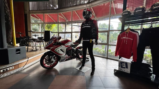 RC Motogarage Kolaborasi dengan Kremlin hadirkan jaket motor