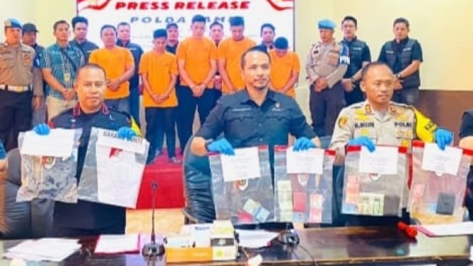 Ditreskrimum Polda Jambi, Dansat Brimob Polda Jambi dan Kapolres Kerinci rilis terkait Penangkapan Perusak TPS di Kota Sungai Penuh. 