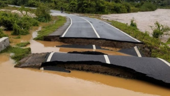 Jalan provinsi di Pesisir Selatan putus akibat banjir.