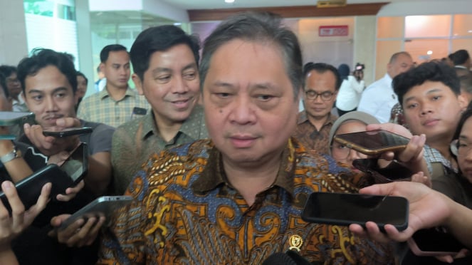 Ministro Coordinador de Asuntos Económicos, Airlangga en el Complejo Parlamentario Hartarto, Senayan, Yakarta Central, lunes 2 de diciembre de 2024