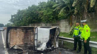 Pengemudi Kaget gegara Disalip, Mobil Pikap Terguling hingga Terbakar di Tol Tangerang-Merak