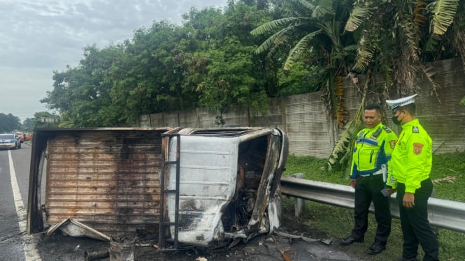 Mobil pikap yang hangus terbakar usai mengalami kecelakaan di Tol Tangerang-Merak