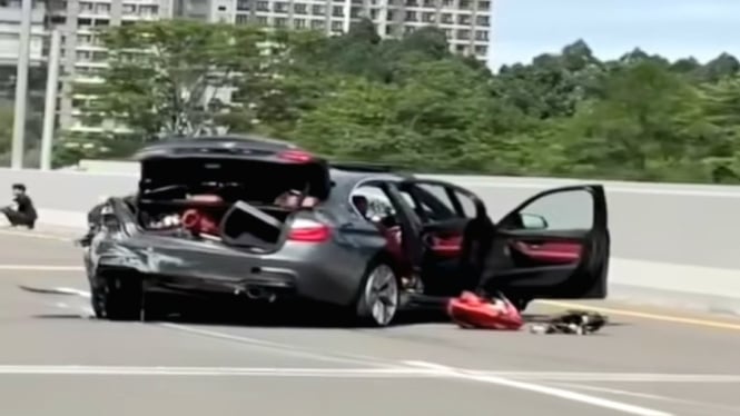 Kecelakaan BMW vs Pikap di Tol Serpong