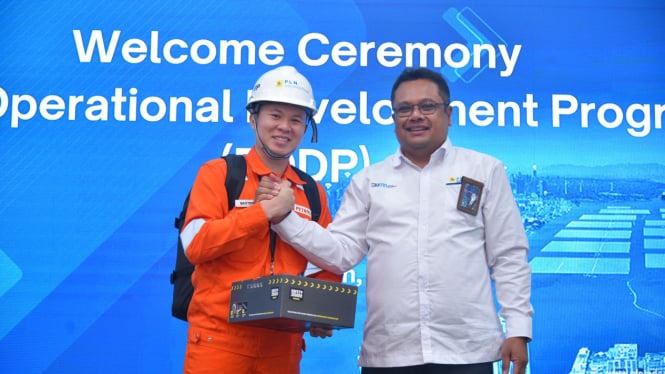 General Manager PLN IP Unit Bisnis Pembangkitan Priok Buyung Aryanto dengan salah satu peserta program Field Operation Development Program (FODP) dari Petroleum Sarawak Berhad (PETROS).