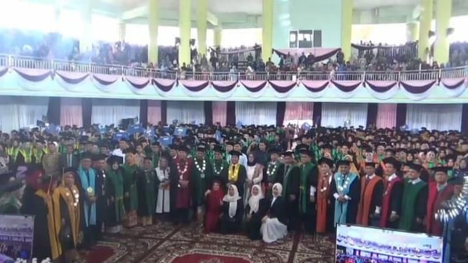 Para Mahasiswa Wisuda di UIN STS Jambi, Foto Bersama Dengan Jajaran Rektorat   