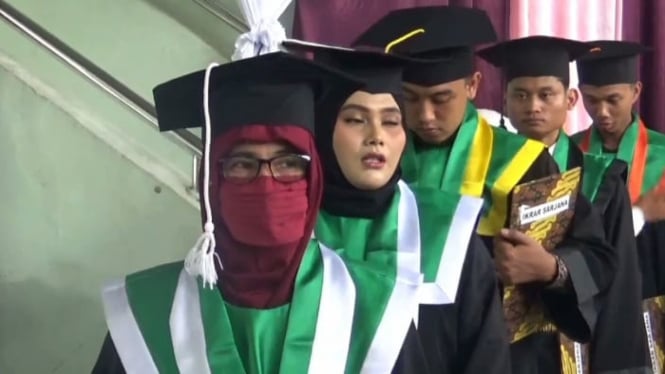 Darliar T (Paling Depan) saat wisuda raih cumlaude Doktor di UIN STS Jambi 