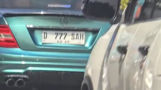 Viral Pelat Nomor Fortuner dan Mercedes-Benz Ini Kembar, Kok Bisa?