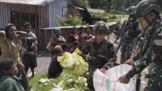 Pasukan Buaya Putih Kostrad Satgas Habema Borong Hasil Tani Warga Kumikomo Puncak Papua