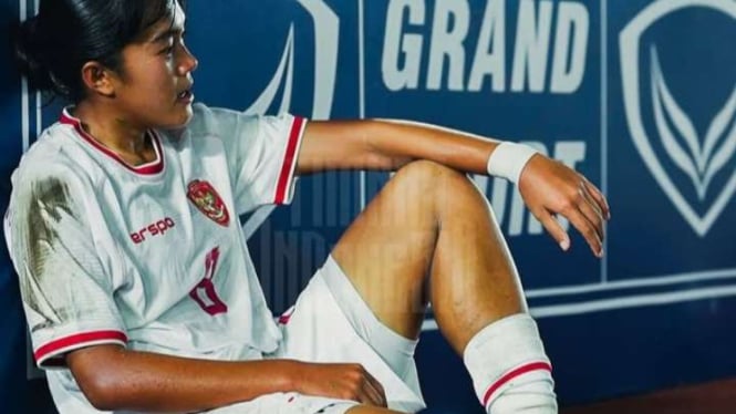 Selebrasi duduk pemain Timnas putri Indonesia Reva Oktaviani