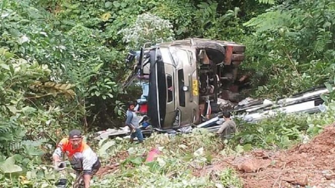 Bus masuk jurang di Palopo Sulsel