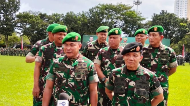 Letjen TNI Mochammad Hasan dan Pangdam I Bukit Barisan yang baru, Mayjen TNI Rio Firdianto saat memberikan keterangan pers.(istimewa/VIVA)