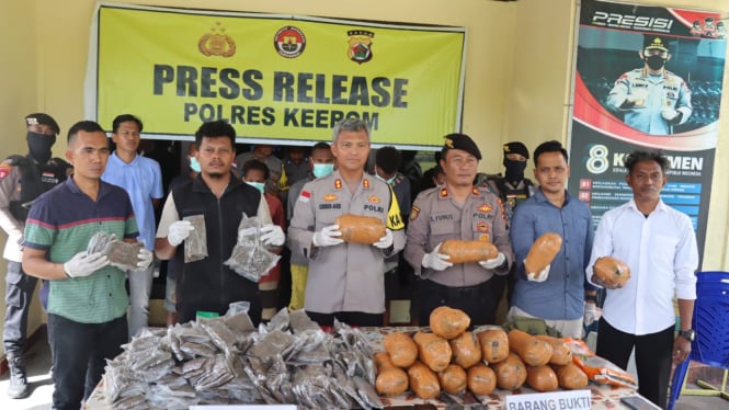 Polres Keerom saat menunjukkan barang bukti ganja