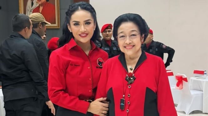 Kris Dayanti bersama Ketua Umum PDIP Megawati Soekarno Putri