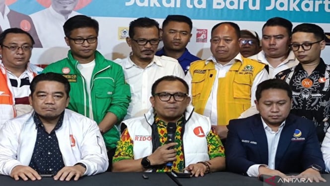 Sekretaris Pemenangan pasangan Ridwan Kamil-Suswono, Basri Baco (tengah) 