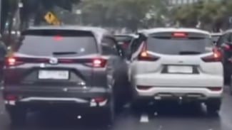 Begini Jadinya saat Toyota Avanza vs Mitsubishi Xpander saling Tabrak di Jalan