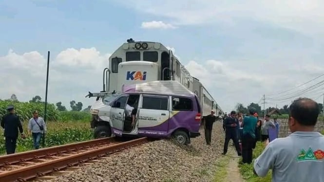 Kereta api (KA) Matarmaja tertabrak ambulans di Kediri Jatim