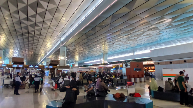 Entorno de pasajeros en la zona de facturación del aeropuerto Soekarno-Hatta