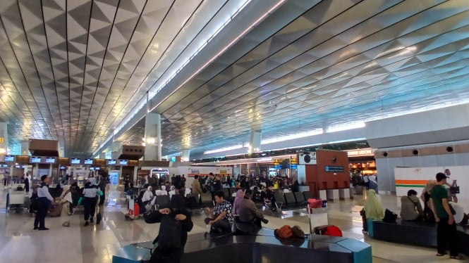 Suasana penumpang di area check in bandara soekarno-hatta