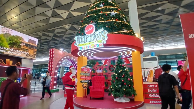 Santa claus dan cemara raksasa di terminal 3 bandara seotta