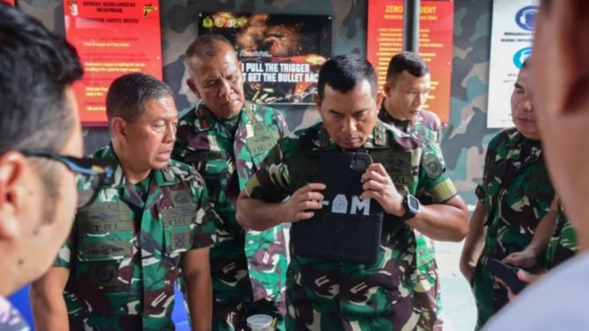 VIVA Militer: Dankormar Mayjen TNI Endi uji fungsi rompi anti peluru apung