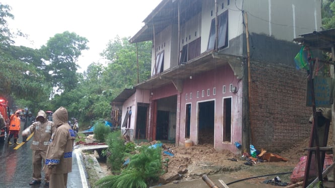 Tanah longsor di Cianjur, Jawa Barat.