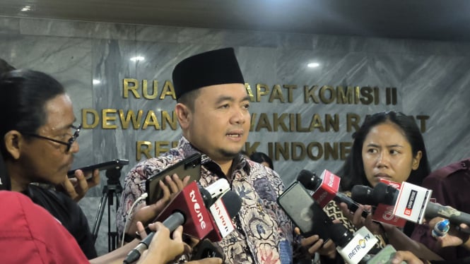 Ketua KPU RI Mochamad Afifuddin di Kompleks Parlemen, Senayan, Jakarta Pusat, Rabu, 4 Desember 2024